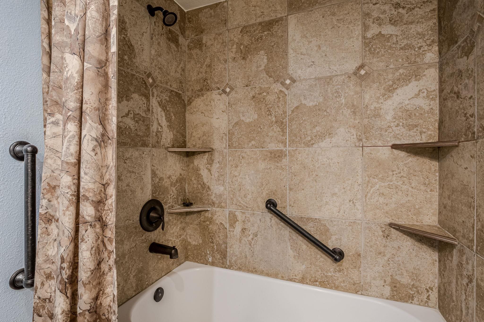 585-29 29 3/8 Road Grand Junction, CO 81504 - Photo 18 of 42 a bathroom with a tub