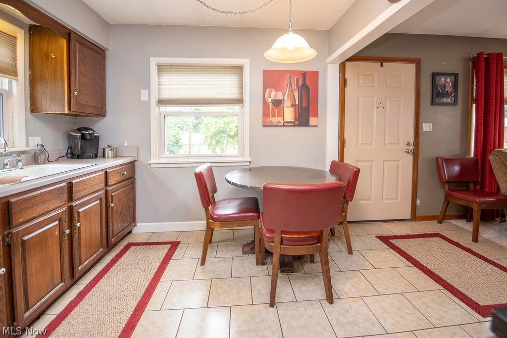 569 Lansing Road Akron, OH 44312 - Photo 4 of 27 Eat in Kitchen