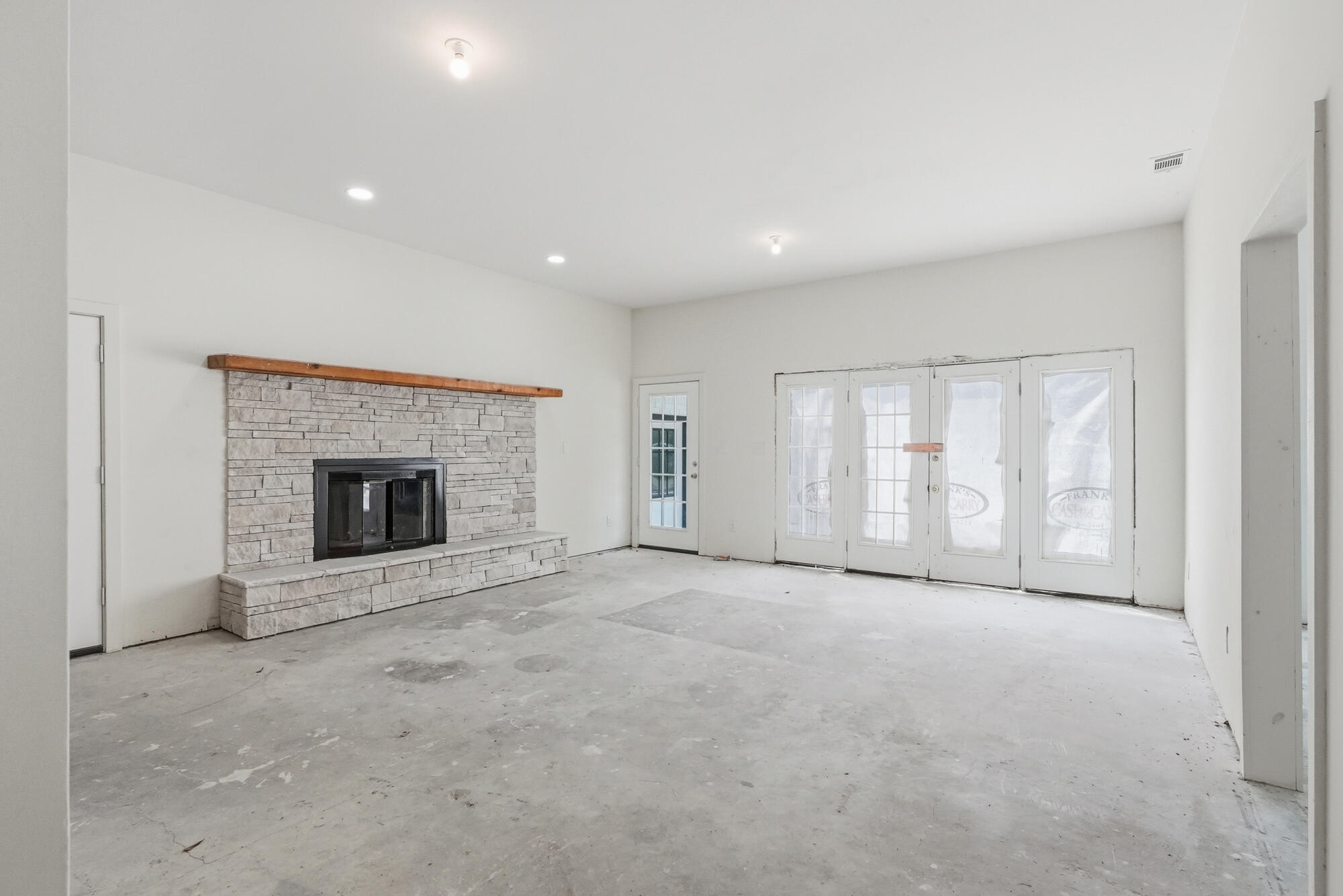 680 Mallet Bayou Road Freeport, FL 32439 - Photo 23 of 76 Family Room