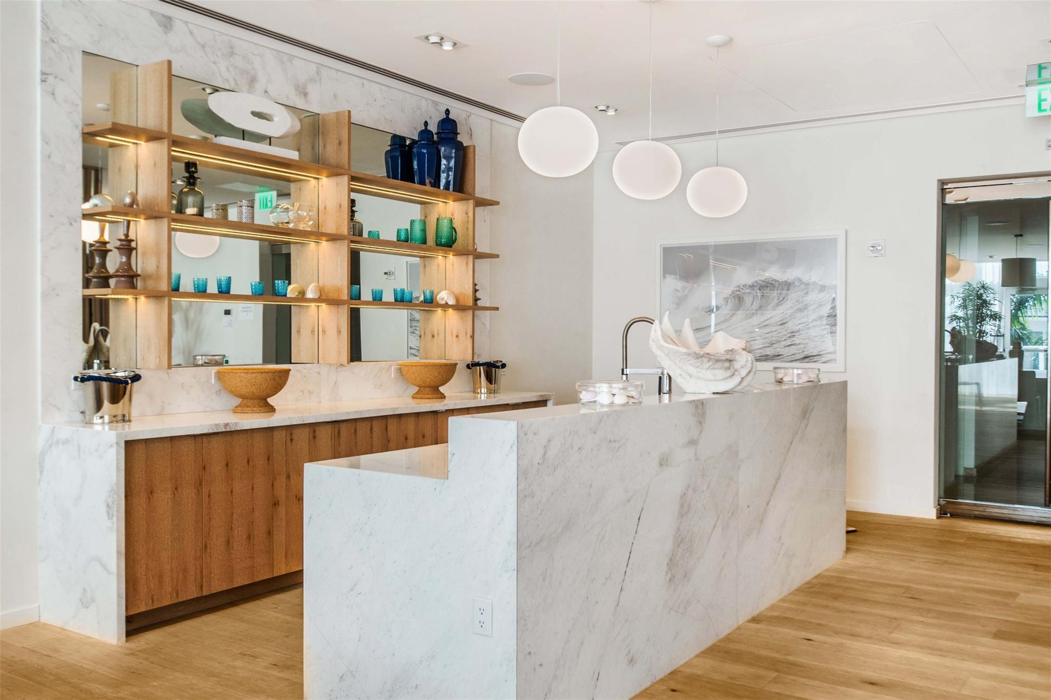 401 North Birch Road, Unit 600 Fort Lauderdale, FL 33304 - Photo 36 of 47 a living room with stainless steel appliances kitchen island granite countertop a table and chairs