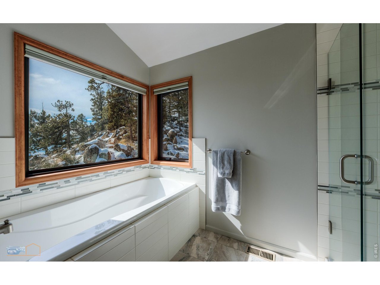84 Canon View Road Boulder, CO 80302 - Photo 19 of 33 a view of a living room