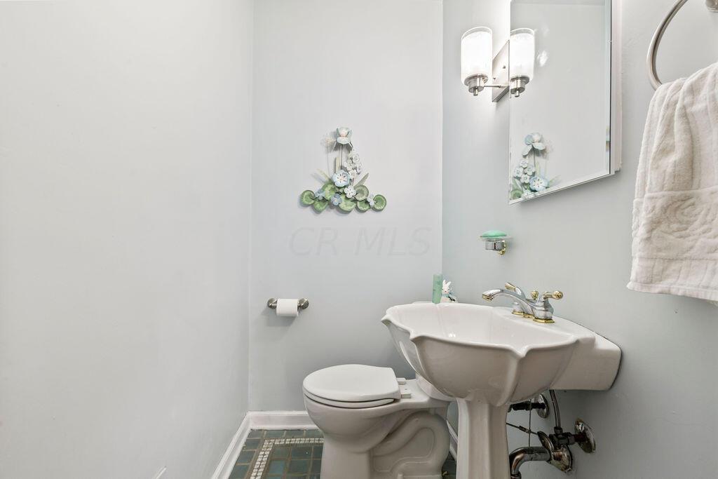 2584 Chester Road Columbus, OH 43221 - Photo 18 of 49 1/2 bath on first floor