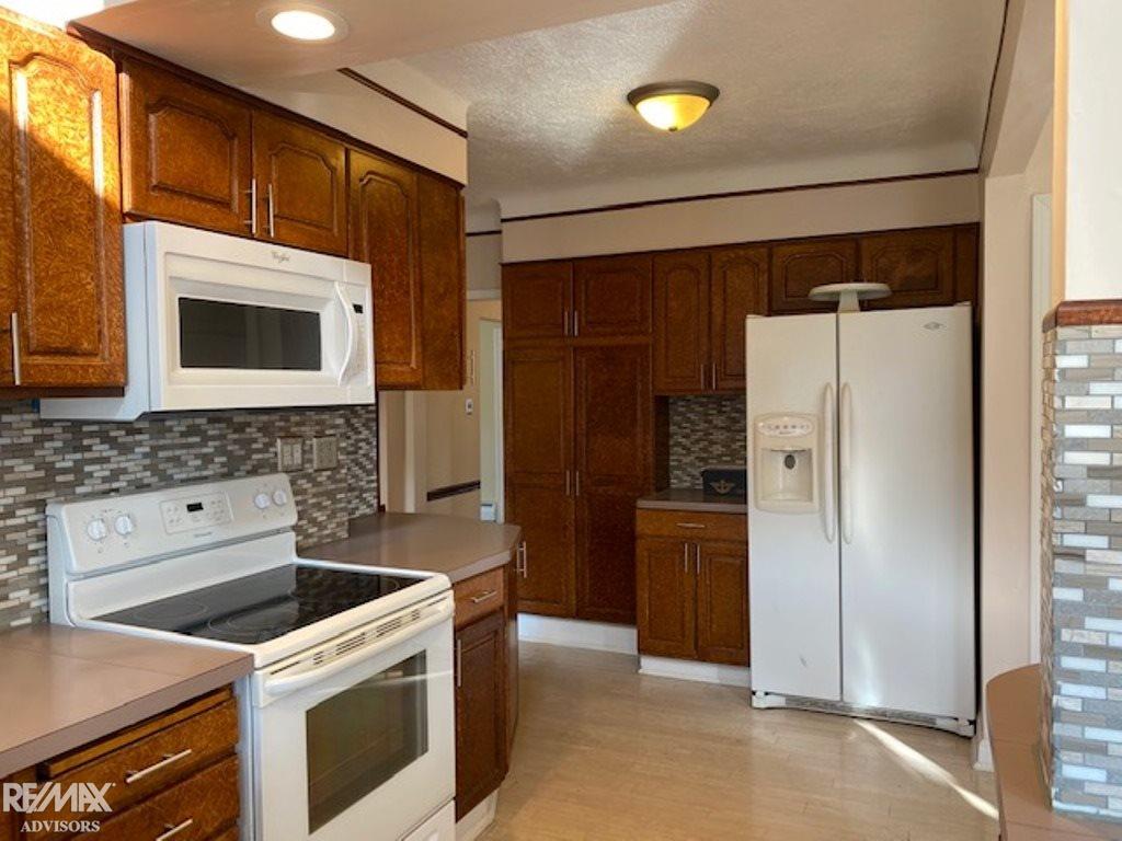 915 Hampton Road Grosse Pointe, MI 48236 - Photo 20 of 40 50004040-19.JPG