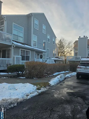 $2,975 | 4 Hedgerow Drive, Englewood, NJ 07631