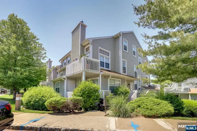 $2,975 | 4 Hedgerow Drive, Englewood, NJ 07631