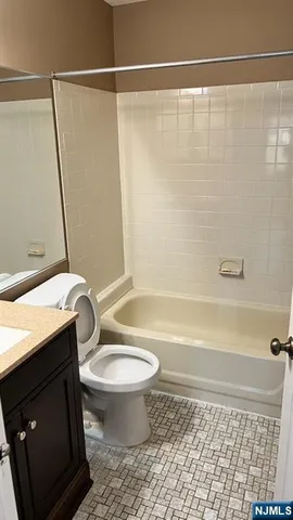 $2,975 | 4 Hedgerow Drive, Englewood, NJ 07631