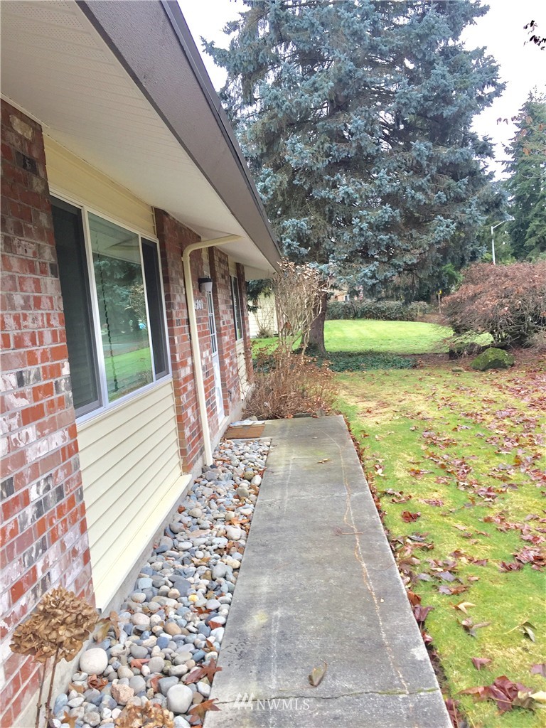 426 213th Place Southwest, Unit B Bothell, WA 98021 - Photo 3 of 14
