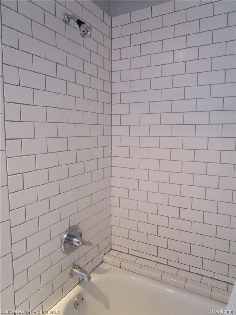 8405 Holcomb Road Clarkston, MI 48348 - Photo 43 of 52 TILED BATHTUB