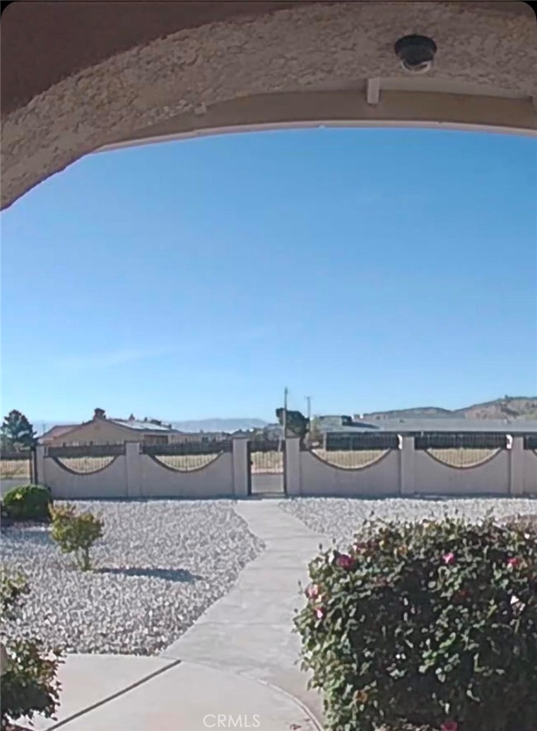 15542 Kiamichi Road Apple Valley, CA 92307 - Photo 4 of 39