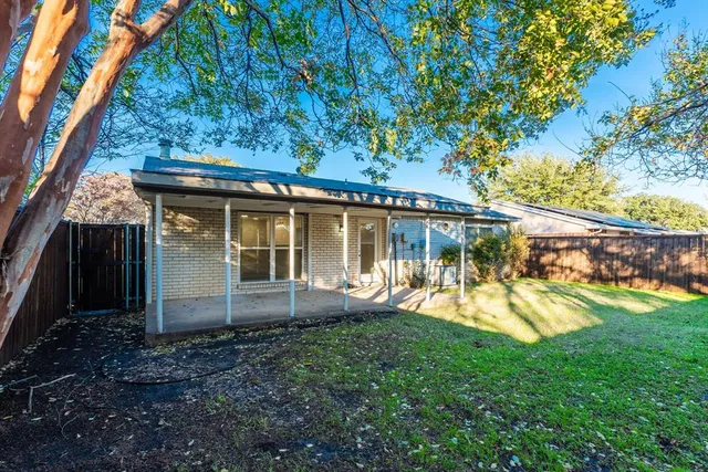 a view of a house with backyard