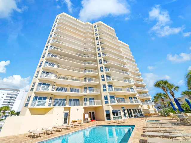 a view of entryway with livingroom