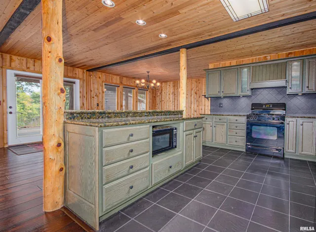 $400,000 | 18459 North Miller Lake Lane, Mount Vernon, IL 62864