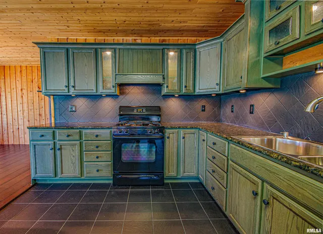 $400,000 | 18459 North Miller Lake Lane, Mount Vernon, IL 62864