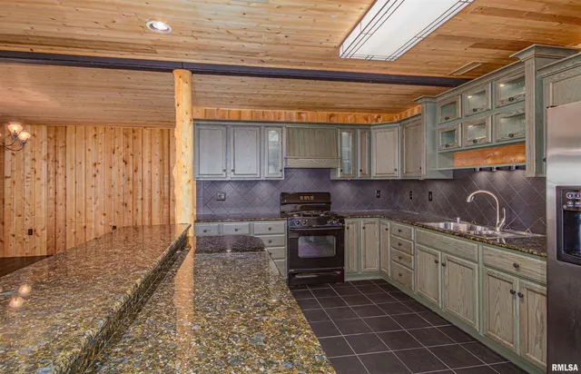 $400,000 | 18459 North Miller Lake Lane, Mount Vernon, IL 62864