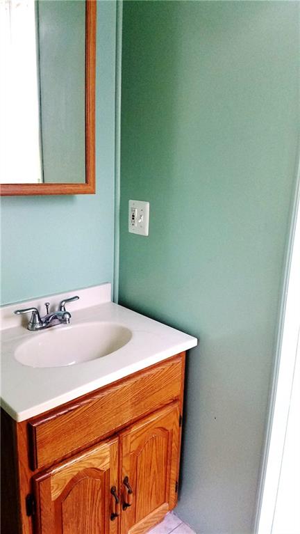 320 2nd Street Butler, PA 16001 - Photo 10 of 23 Top unit bath