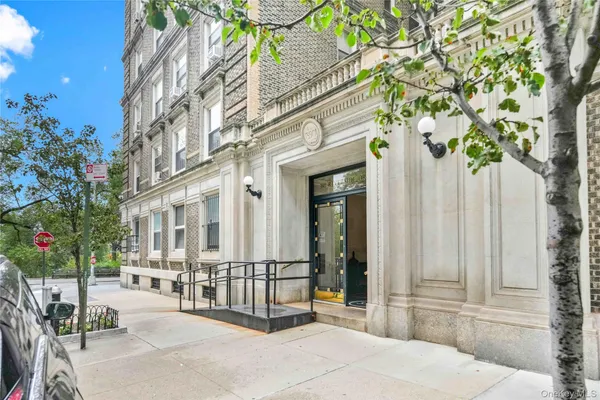 $678,000 | 390 Riverside Drive, Unit 15D | Morningside Heights