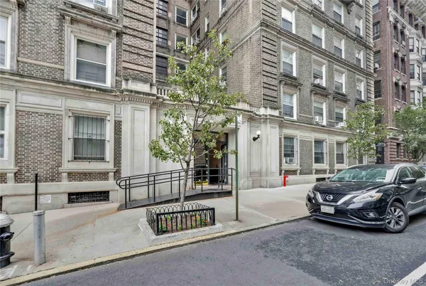 $678,000 | 390 Riverside Drive, Unit 15D | Morningside Heights