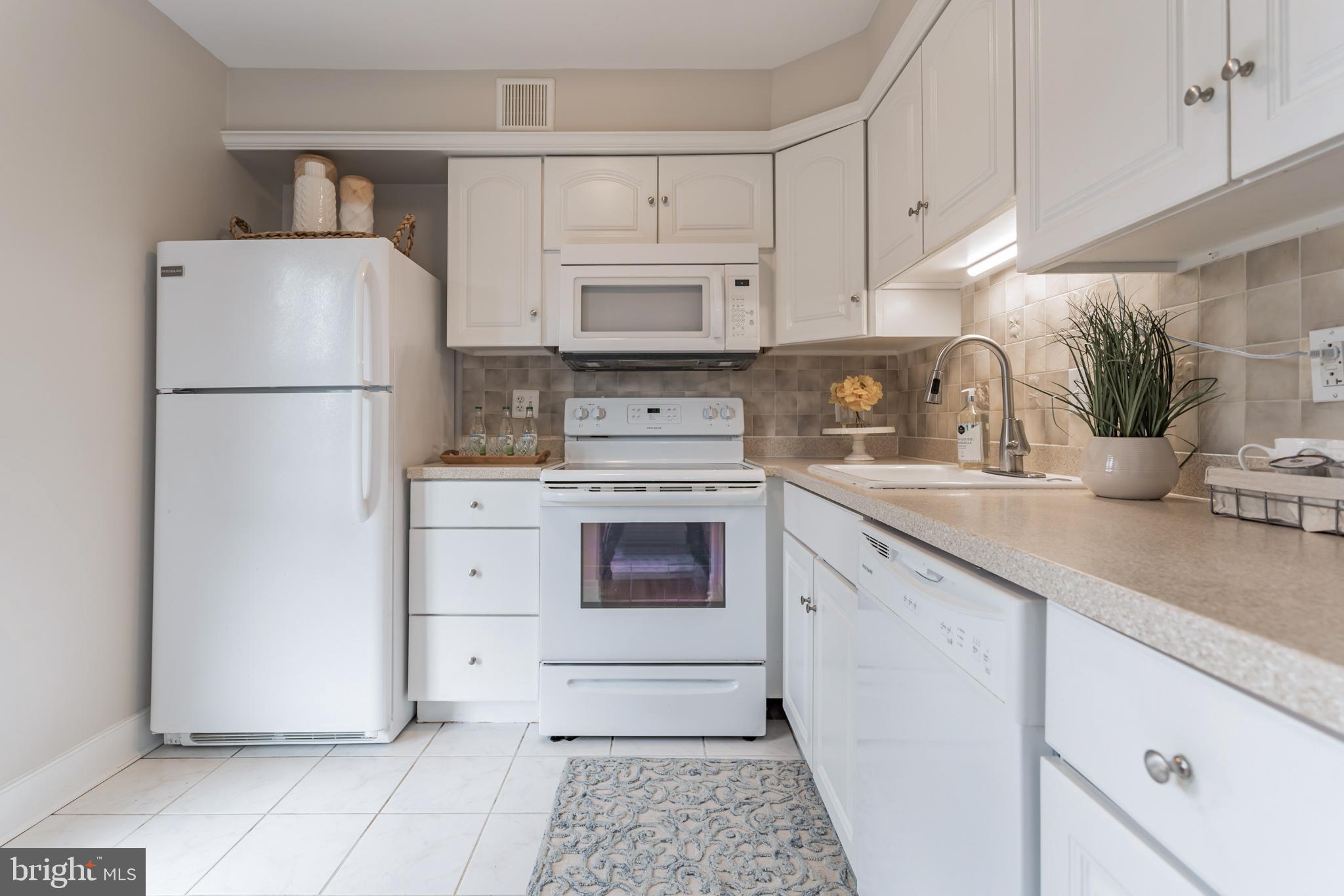 3212 Spartan Road, Unit 30 Olney, MD 20832 - Photo 19 of 40 Built in microwave and Corian counter tops
