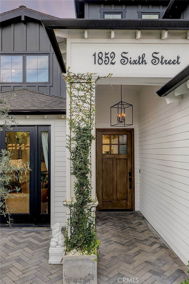 1852 6th Street Manhattan Beach, CA 90266 - Photo 5 of 60 a front view of a building