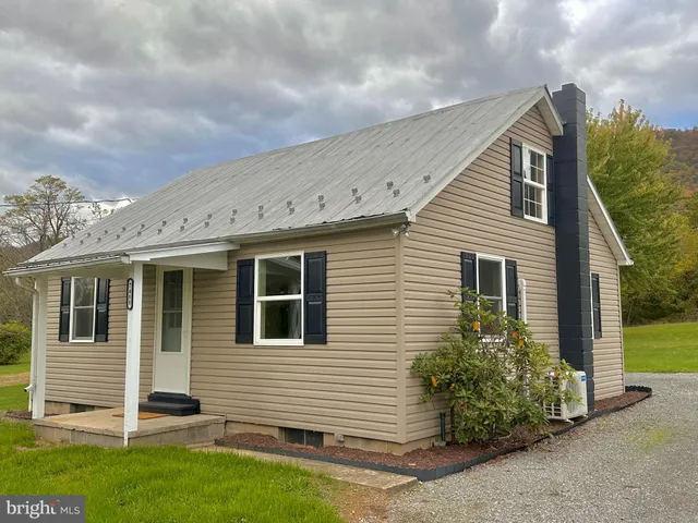 a view of a house with backyard