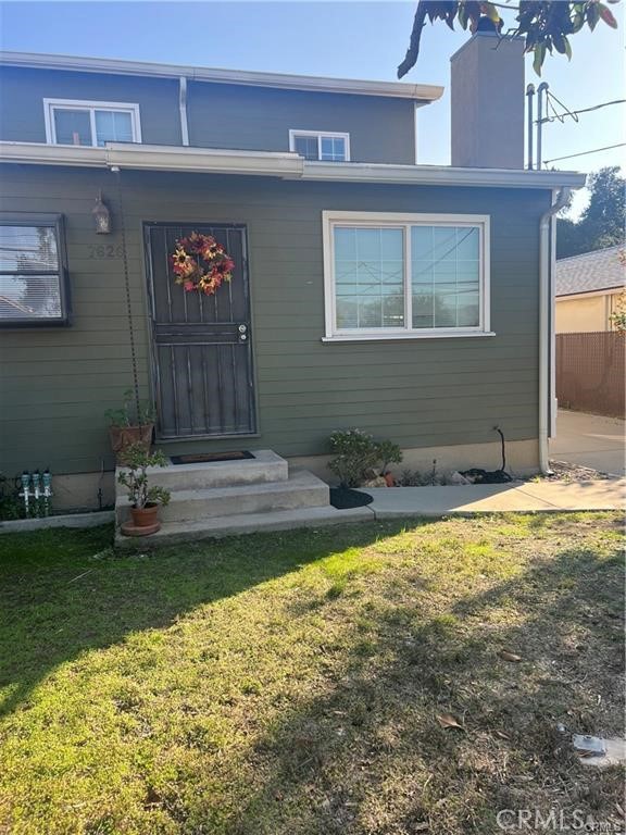 a view of a house with a yard