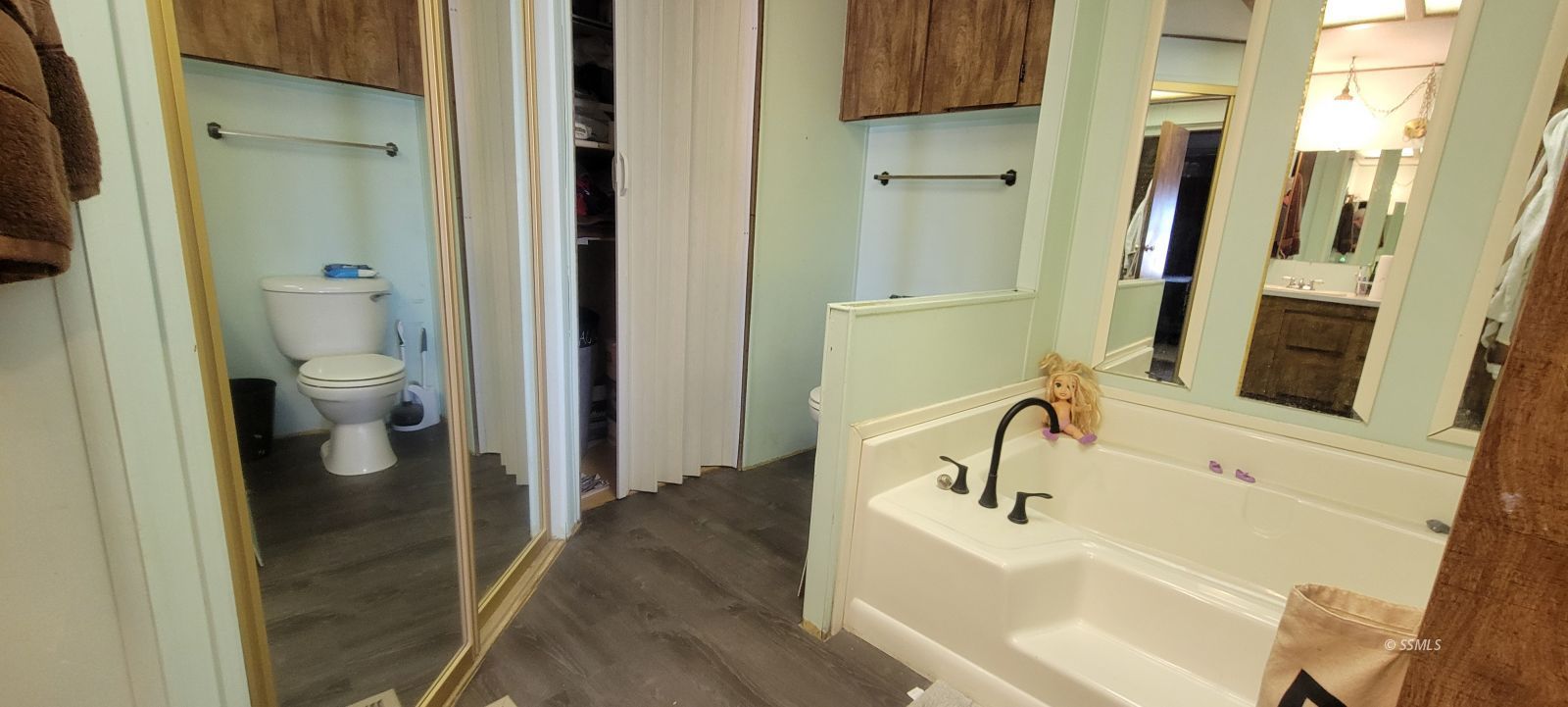 1435 West Perch Avenue Ridgecrest, CA 93555 - Photo 29 of 40 a bathroom with a tub sink and toilet