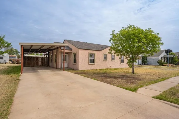 $136,000 | 504 East 5th Street, Sunray, TX 79086