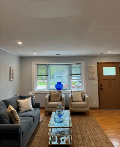 $820,000 | 10 Chevy Chase Road, Hampton Bays, NY 11946