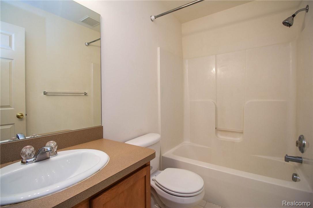 11794 Farmington Road, Unit 90 Livonia, MI 48150 - Photo 24 of 31 23.jpg
