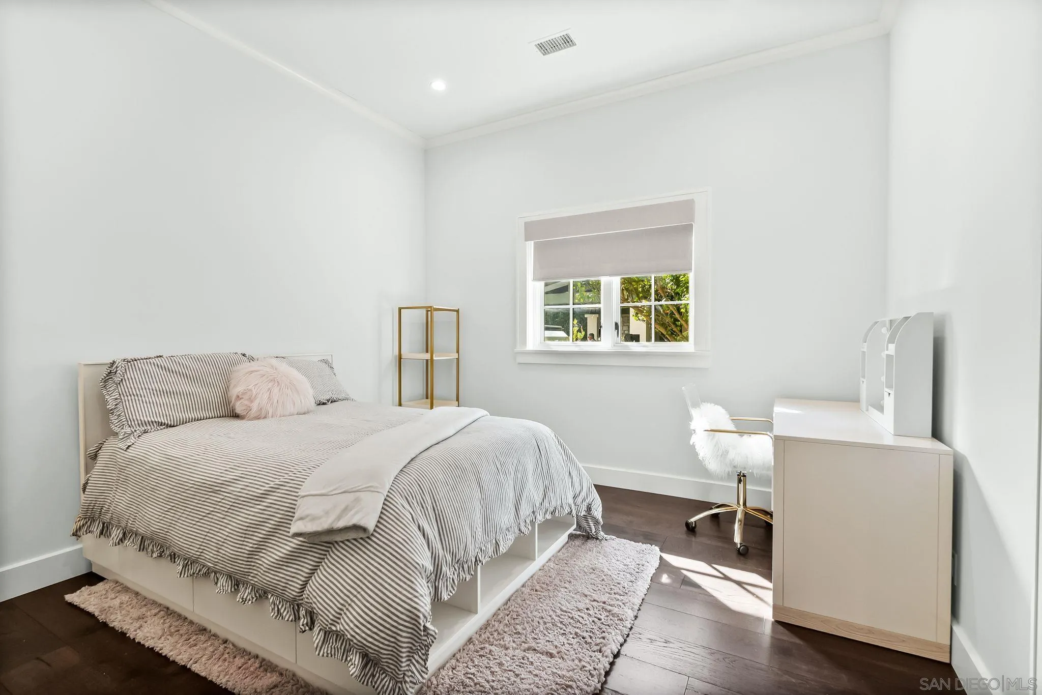 5930 Rutgers Road La Jolla, CA 92037 - Photo 38 of 43 a bedroom with a bed and a table