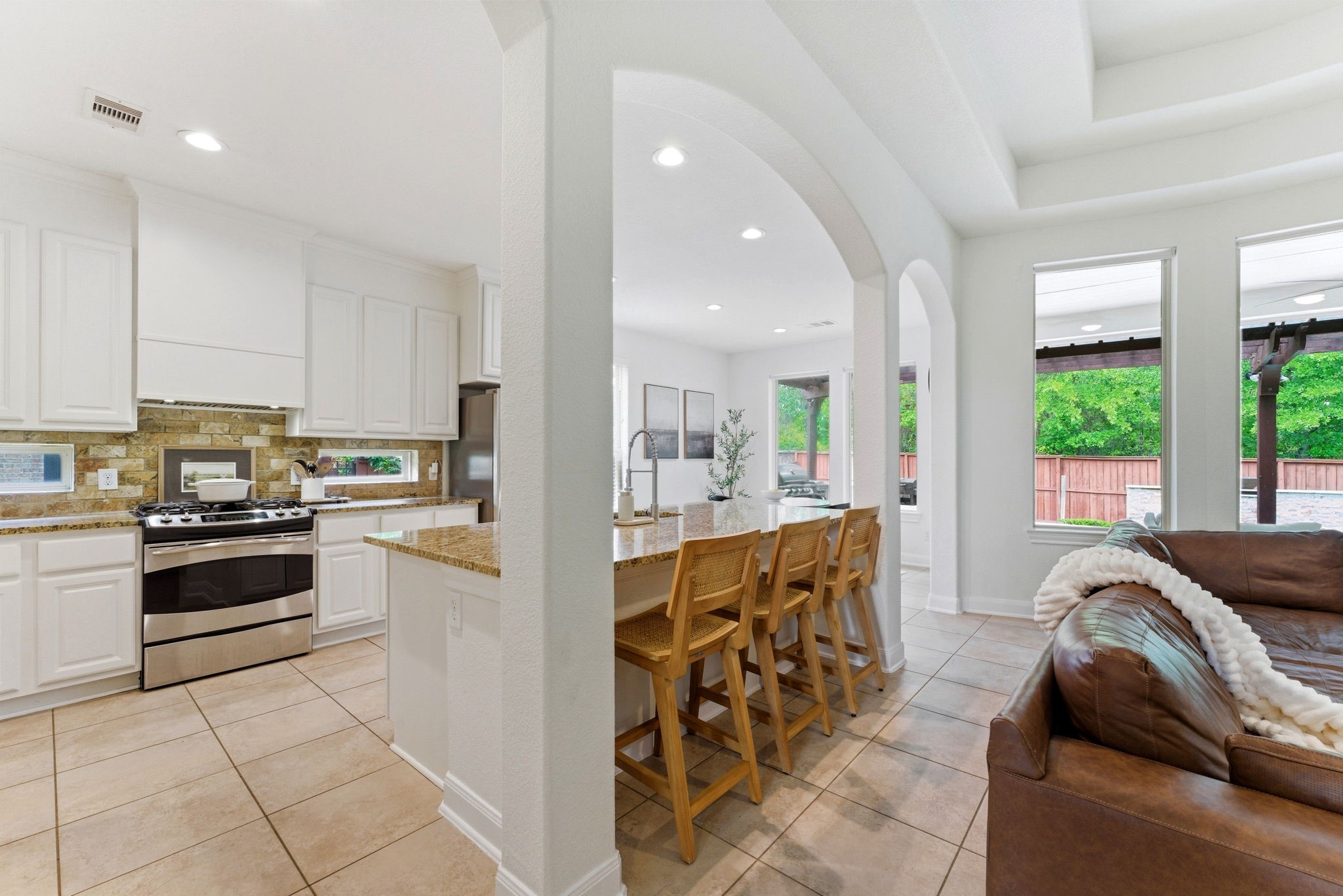 94 Buck Trail Place Spring, TX 77389 - Photo 4 of 30 Kitchen with Breakfast bar