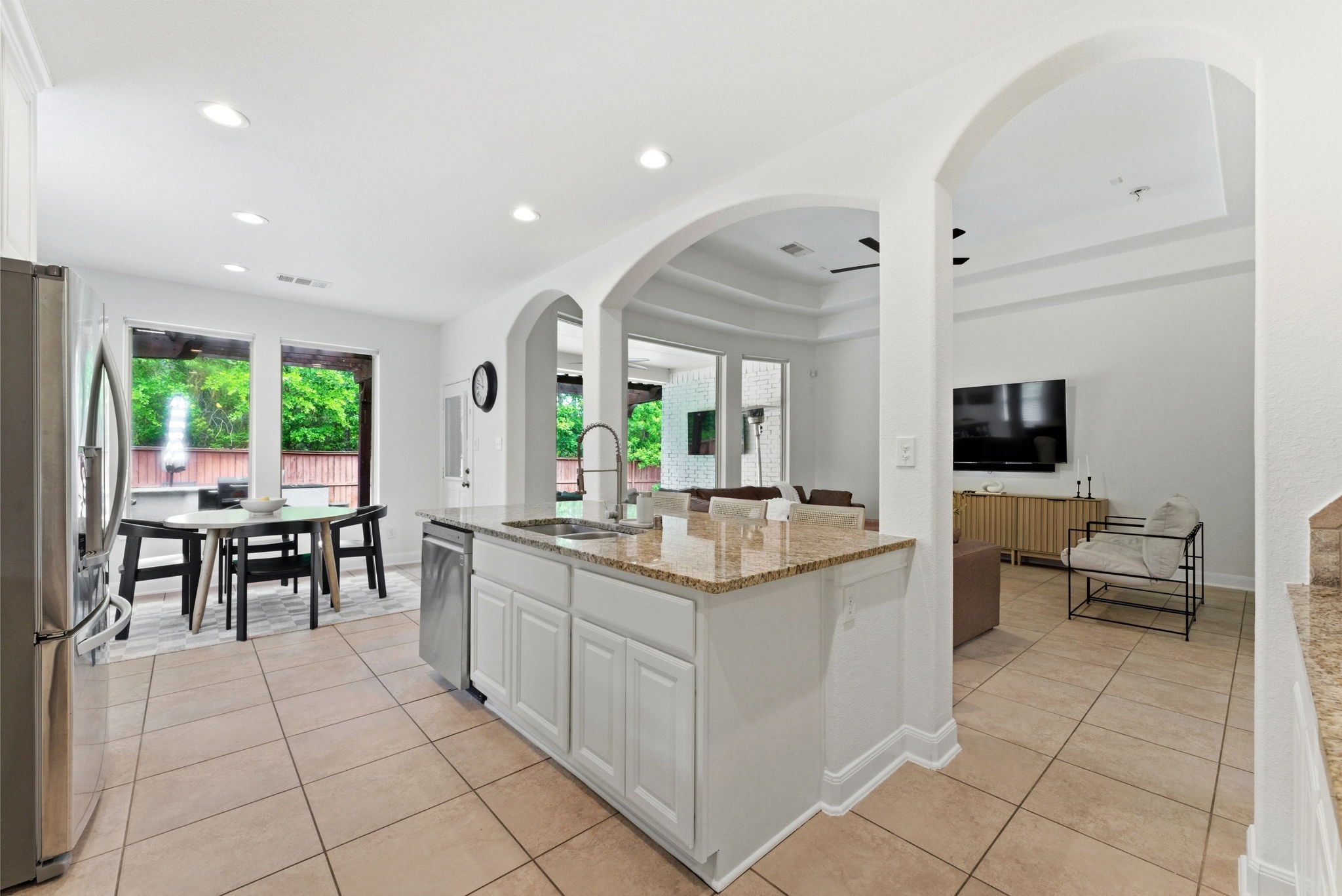 94 Buck Trail Place Spring, TX 77389 - Photo 5 of 30 Spacious kitchen
