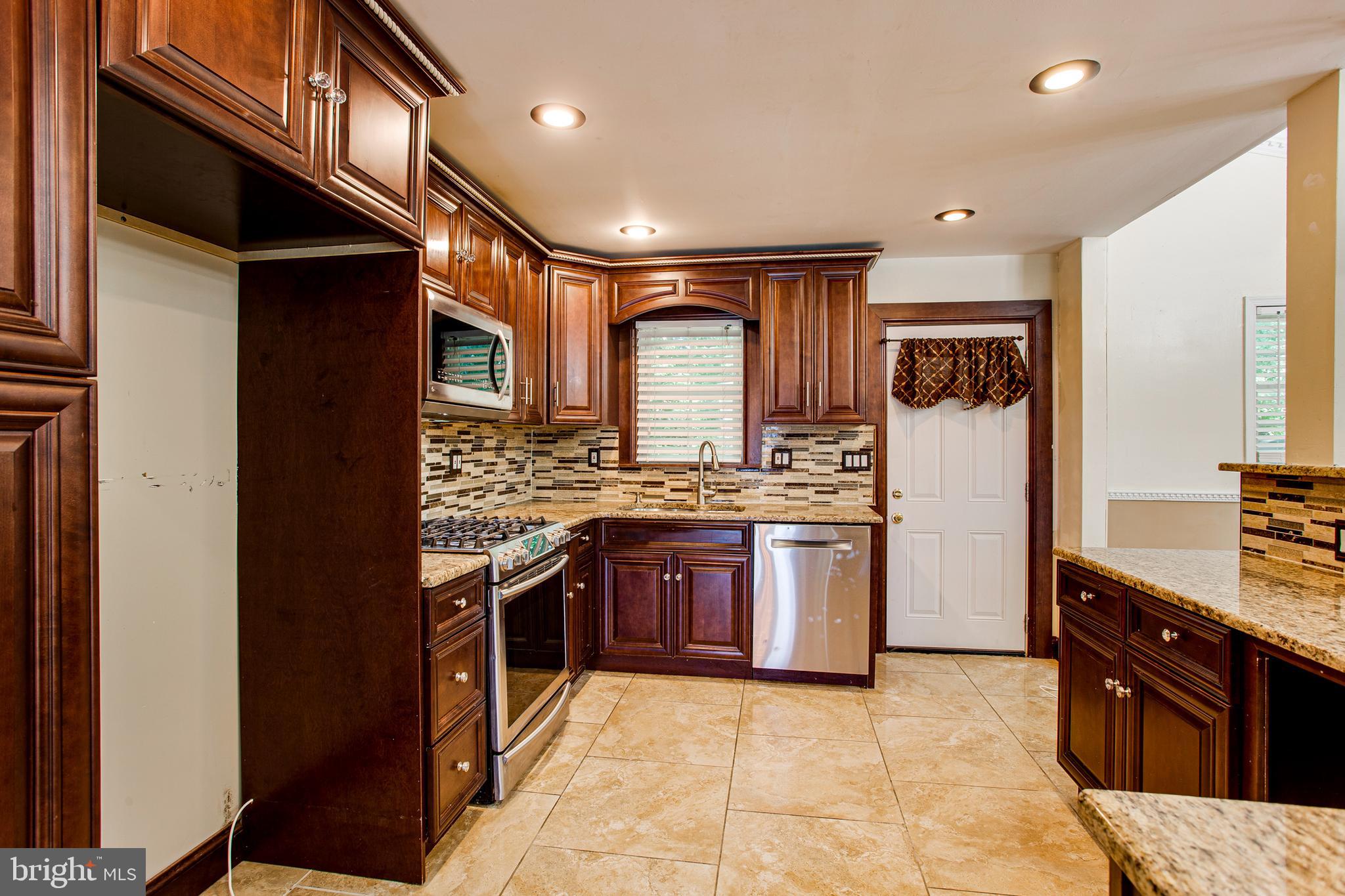 9116 Dale Road Philadelphia, PA 19115 - Photo 3 of 34