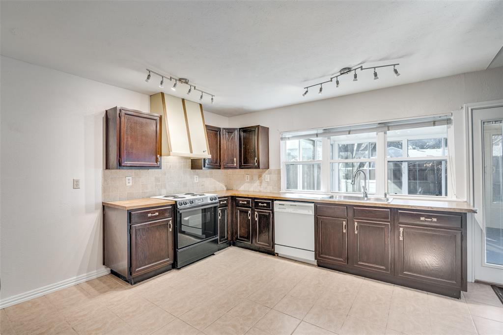 5602 Magnolia Lane Rowlett, TX 75089 - Photo 7 of 24 a kitchen with stainless steel appliances granite countertop a stove and a sink