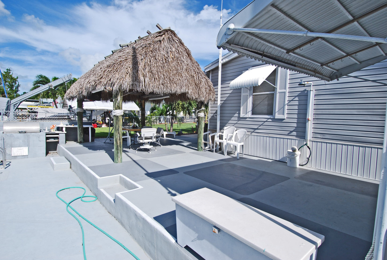 23 Swallow Road Key Largo, FL 33037 - Photo 4 of 24 Dock and Tiki