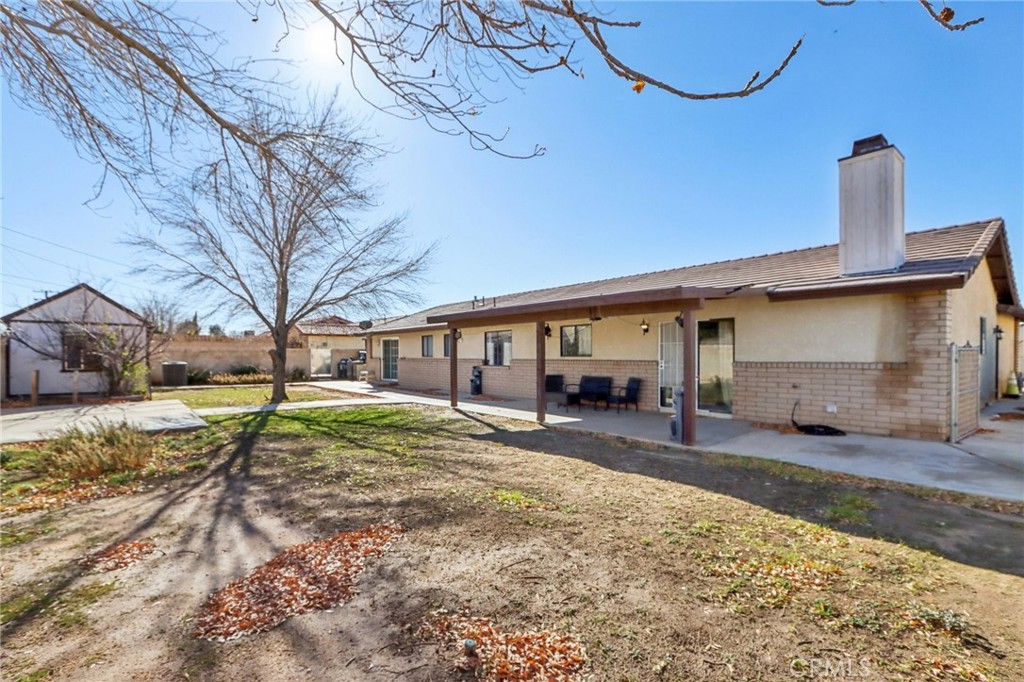 14057 Crow Road Apple Valley, CA 92307 - Photo 28 of 33 a view of a house with a yard