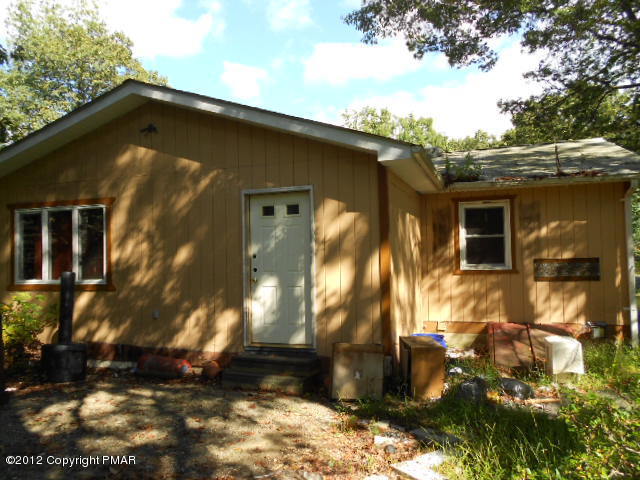 1057 Pine Ridge Bushkill, PA 18324 - Photo 2 of 4 Rear View