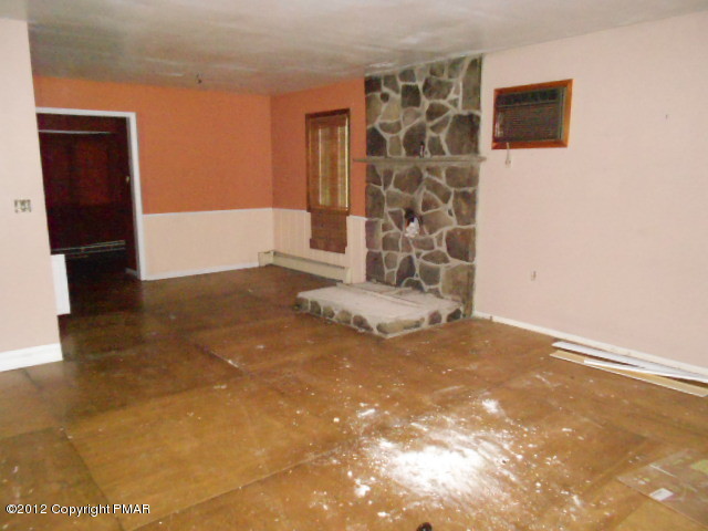 1057 Pine Ridge Bushkill, PA 18324 - Photo 3 of 4 Living Room