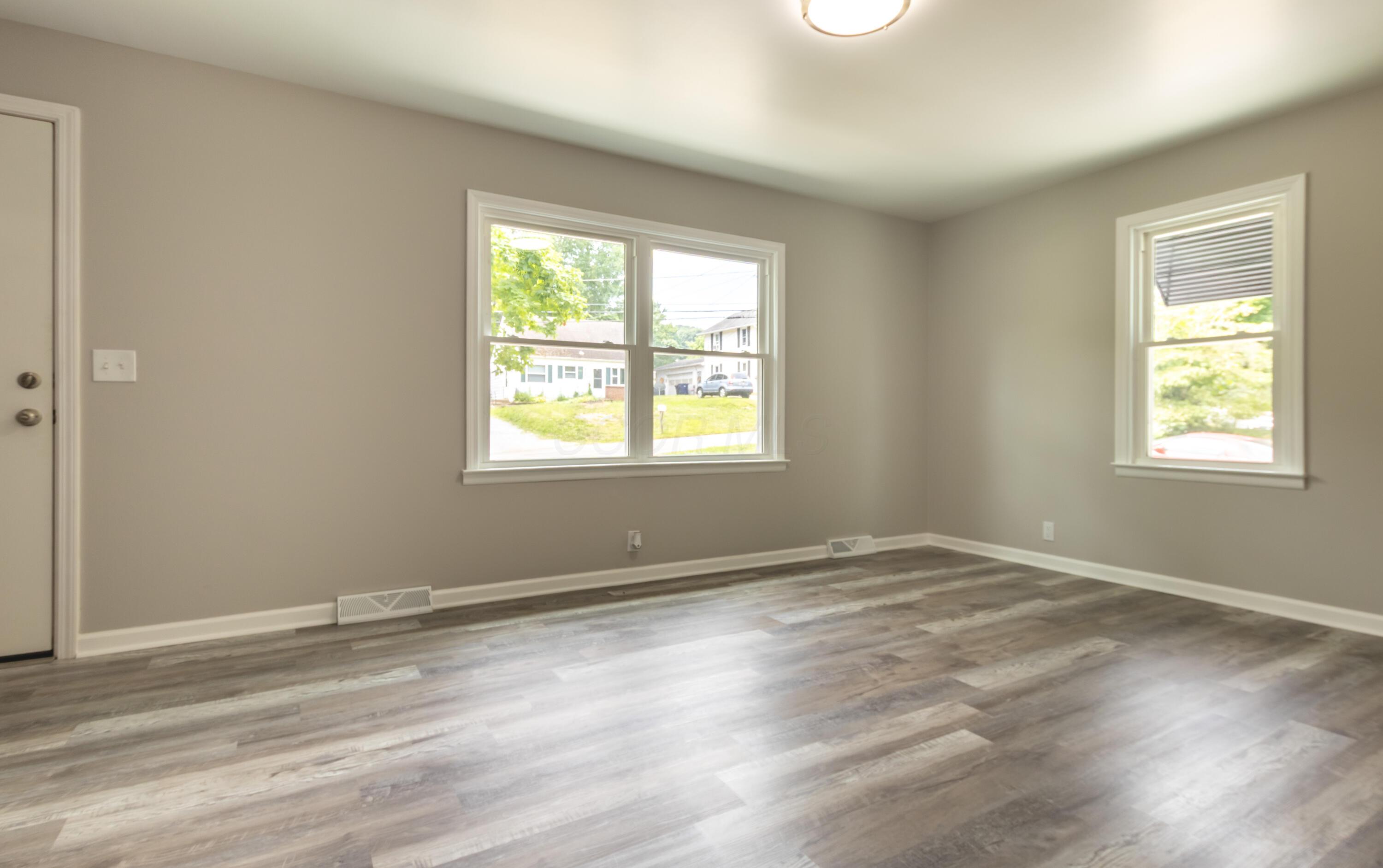 819 Spring Street Lancaster, OH 43130 - Photo 4 of 37 living room
