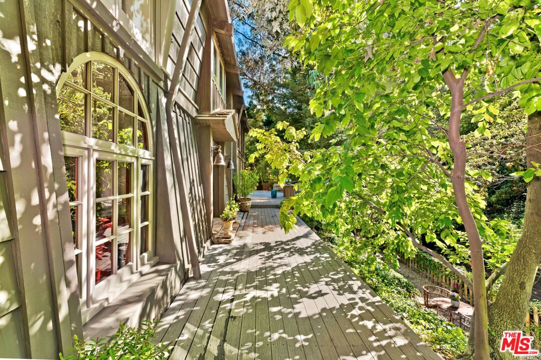689 Brooktree Road Santa Monica, CA 90402 - Photo 3 of 32 a backyard of a house with table and chairs