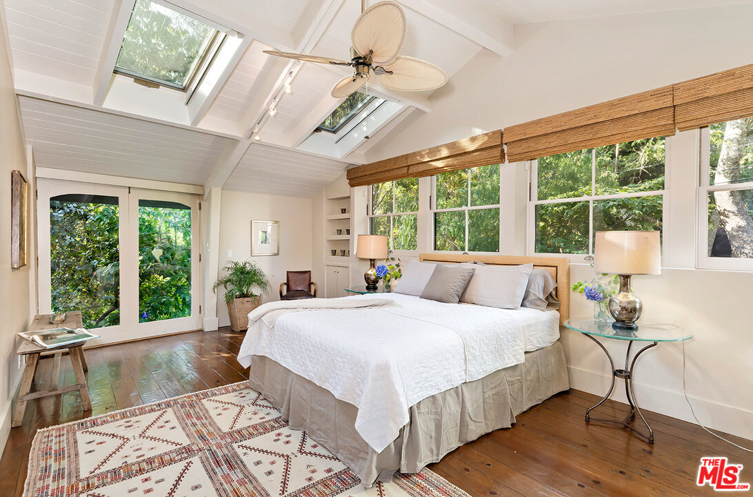 689 Brooktree Road Santa Monica, CA 90402 - Photo 29 of 32 a large bedroom with a large bed and a large window