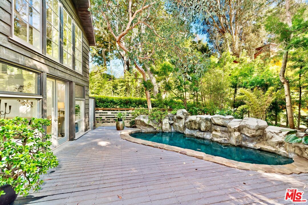 689 Brooktree Road Santa Monica, CA 90402 - Photo 7 of 32 a view of a chairs and tables in the patio of the house