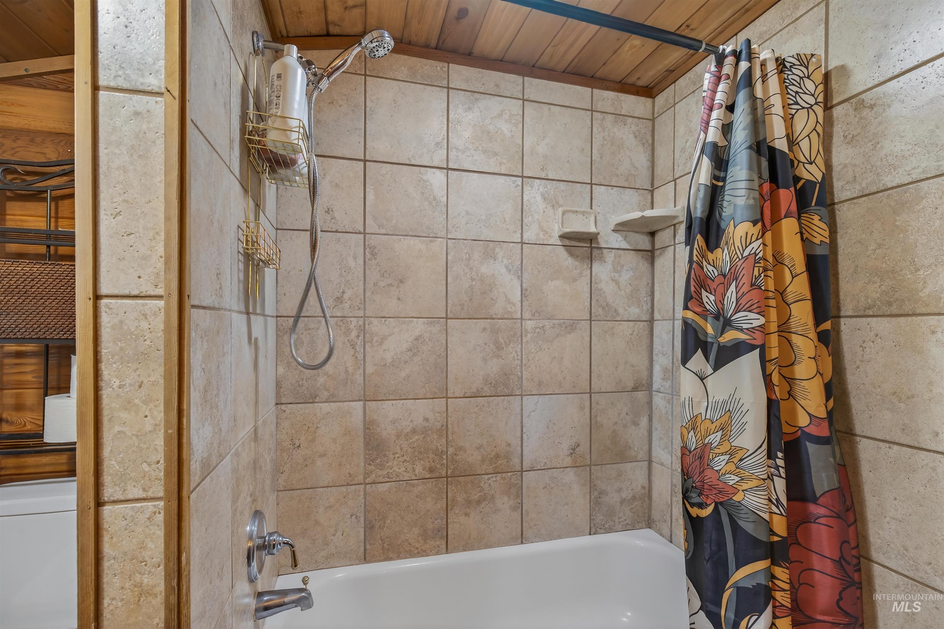 1266 Poplar Street Clarkston, WA 99403 - Photo 19 of 31 Full bath featuring shower / bathtub combination with curtain and wood ceiling