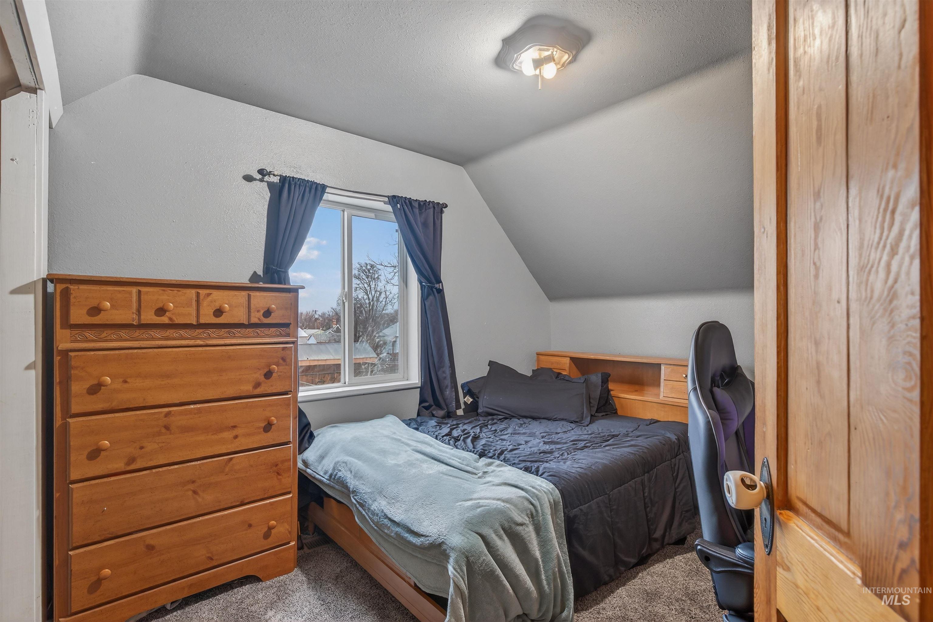 1266 Poplar Street Clarkston, WA 99403 - Photo 22 of 31 Bedroom with carpet flooring