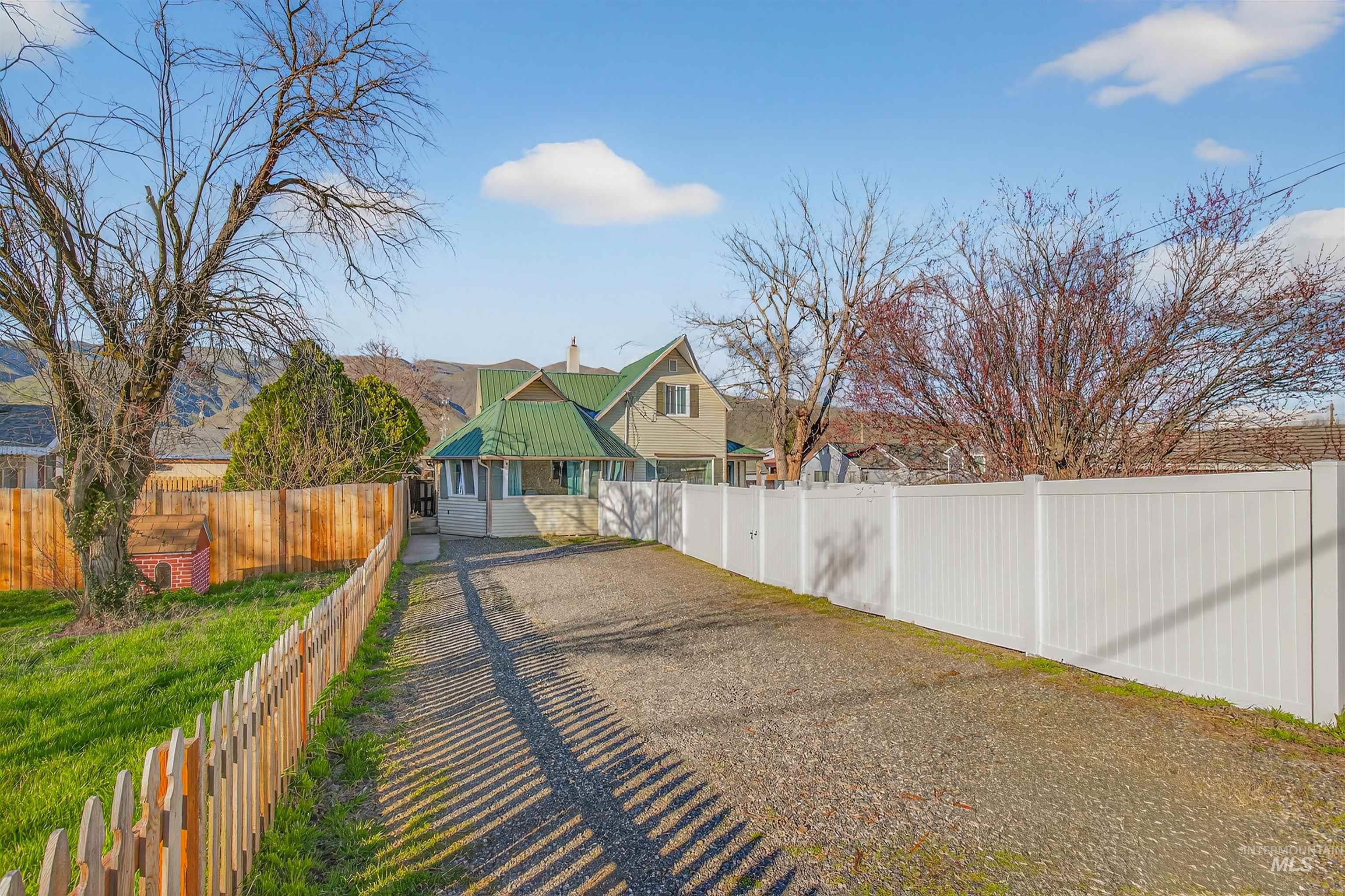 1266 Poplar Street Clarkston, WA 99403 - Photo 3 of 31 Exterior space with a chimney