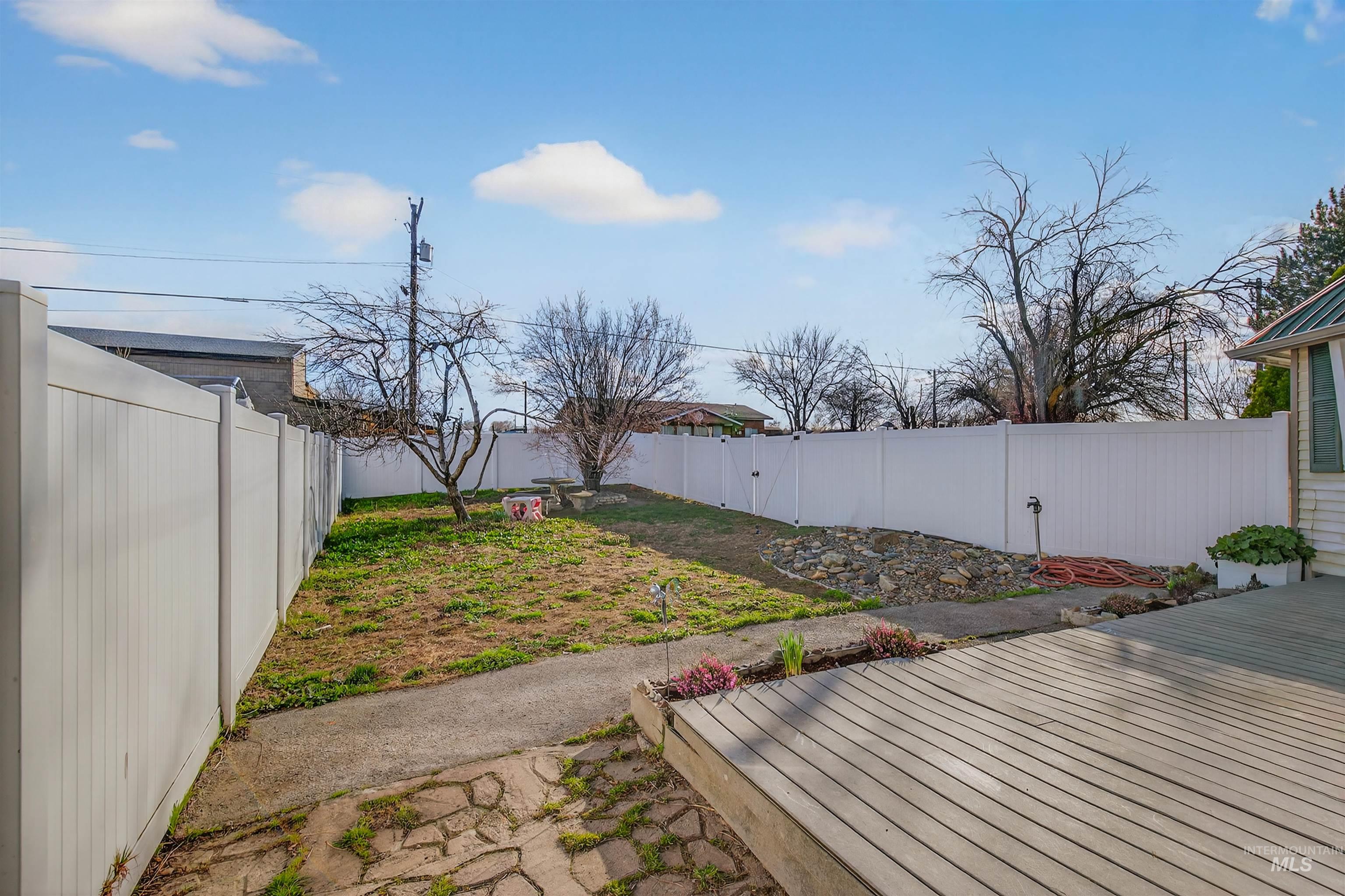 1266 Poplar Street Clarkston, WA 99403 - Photo 4 of 31 Fenced backyard featuring a wooden deck
