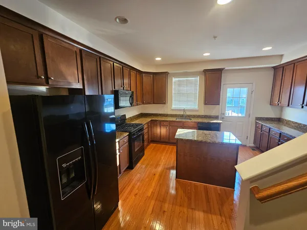 $2,450 | 43529 Marguerite Way, California, MD 20619