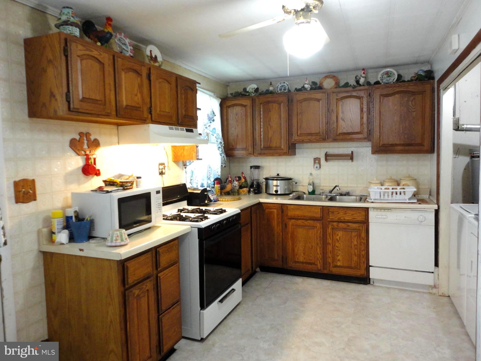 8201 Bullneck Road Baltimore, MD 21222 - Photo 14 of 33 Kitchen with plenty of cabinet space!