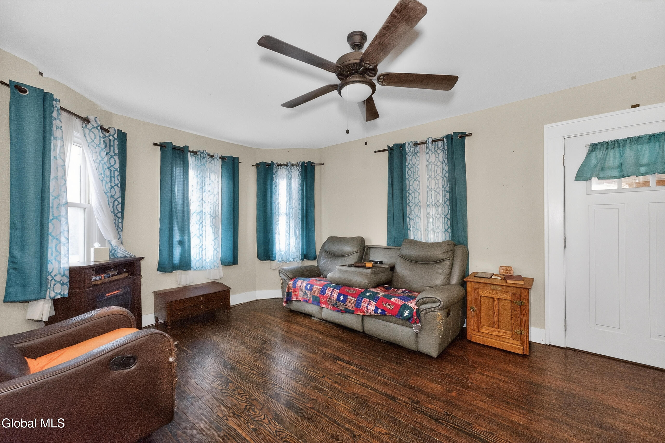 37 Main Street Ballston, NY 12019 - Photo 10 of 32 007 2 Livingroom 2