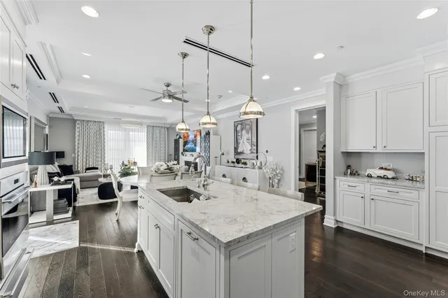 $3,248,000 | 5000 Royal Court, Unit 5103, North Hills, NY 11040